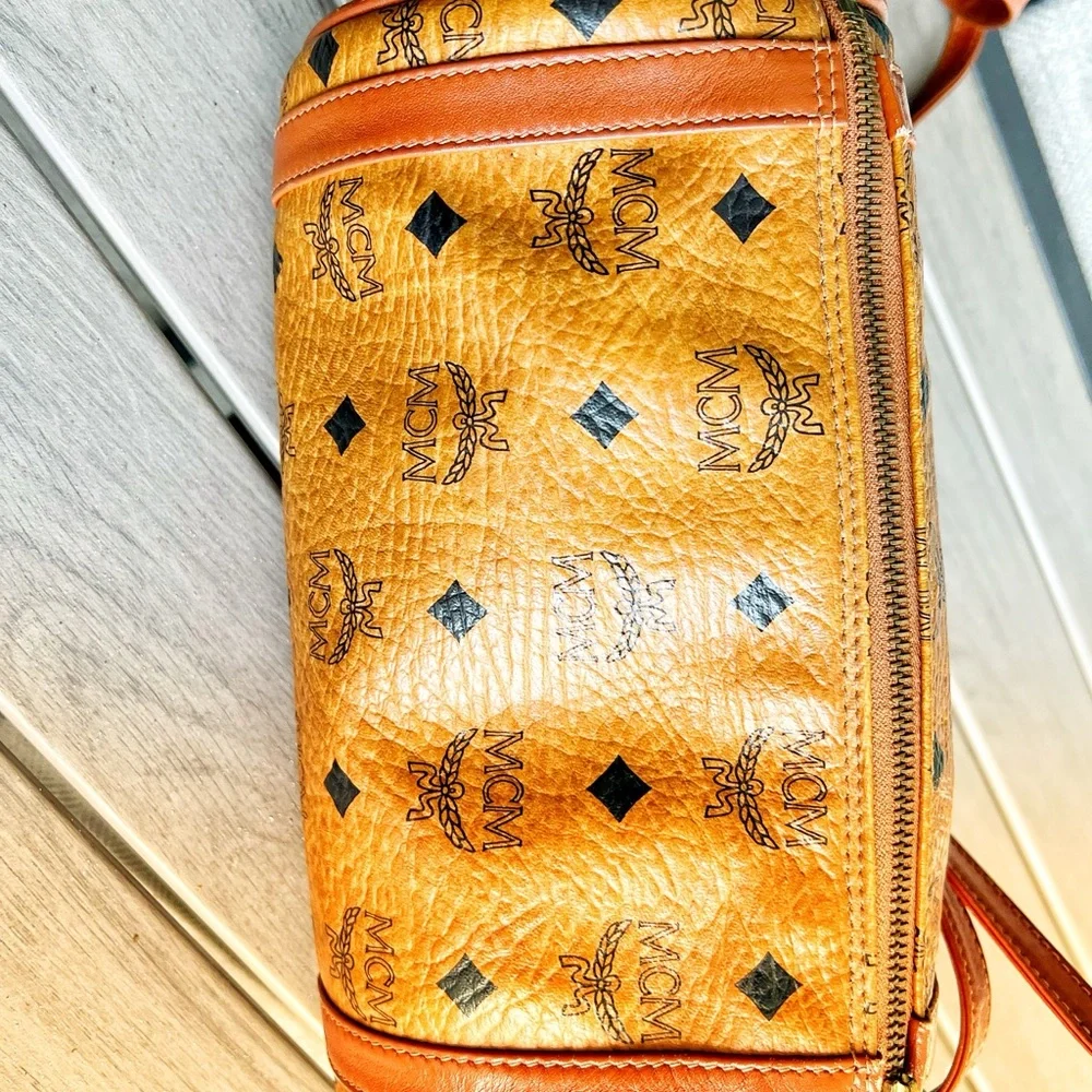 MCM Visetos round barrel tootsie roll style - Picture 4 of 14